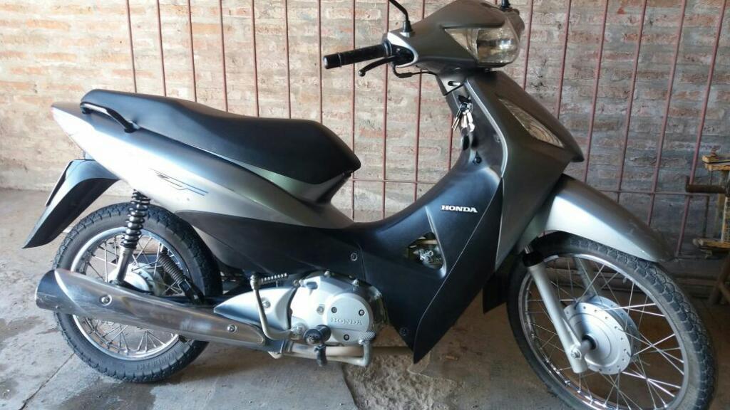 Vendo moto honda 125 color gris