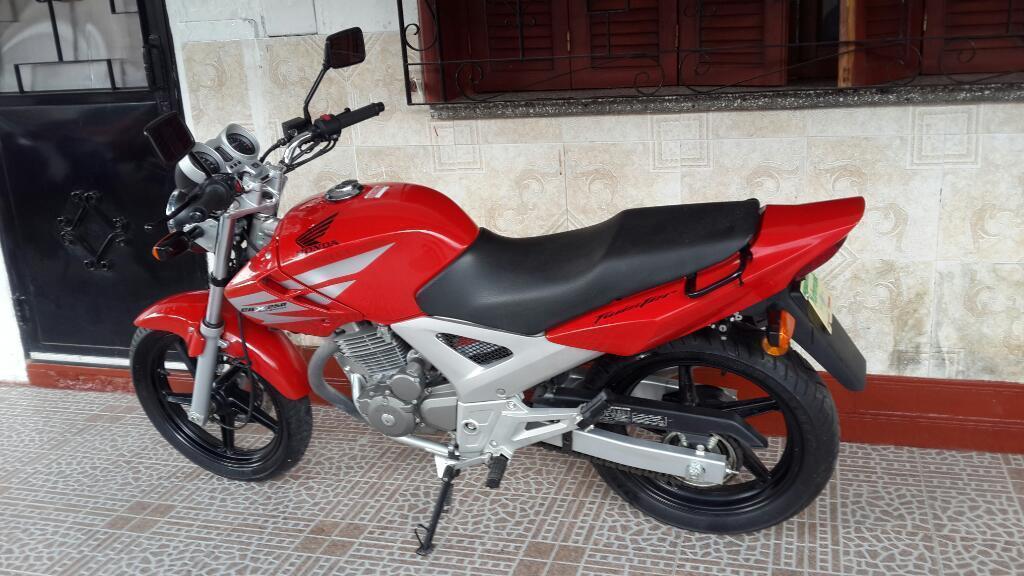 Vendo Honda Twister 250c 2014 1000km