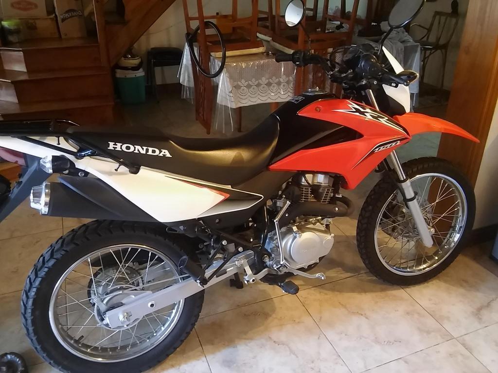 Honda XR150 2016 roja y blanca como nueva