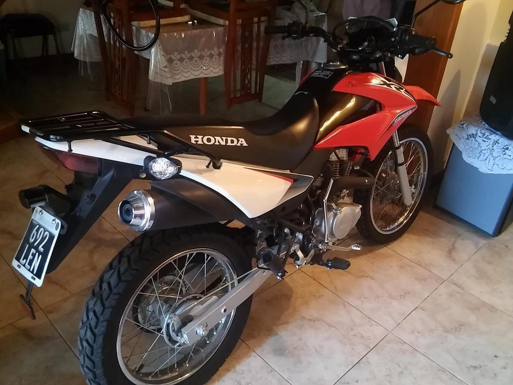 Honda XR150 2016 roja y blanca como nueva
