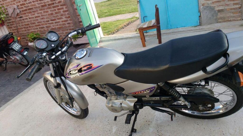 Vendo Honda CG año 2.000