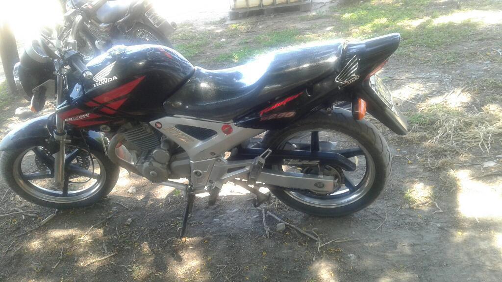 Vendo Moto Twister en Buen Estado