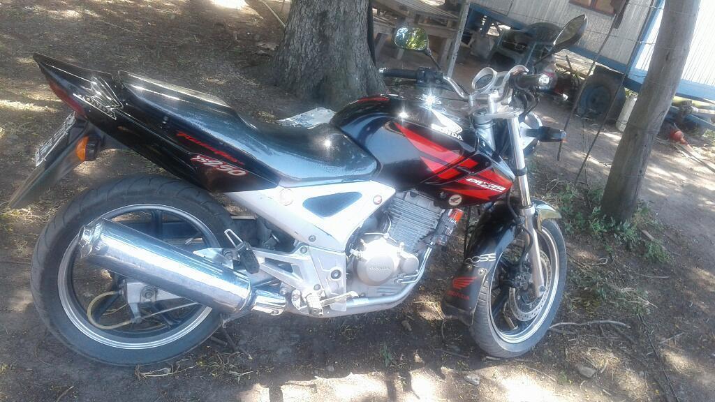 Vendo Moto Twister en Buen Estado