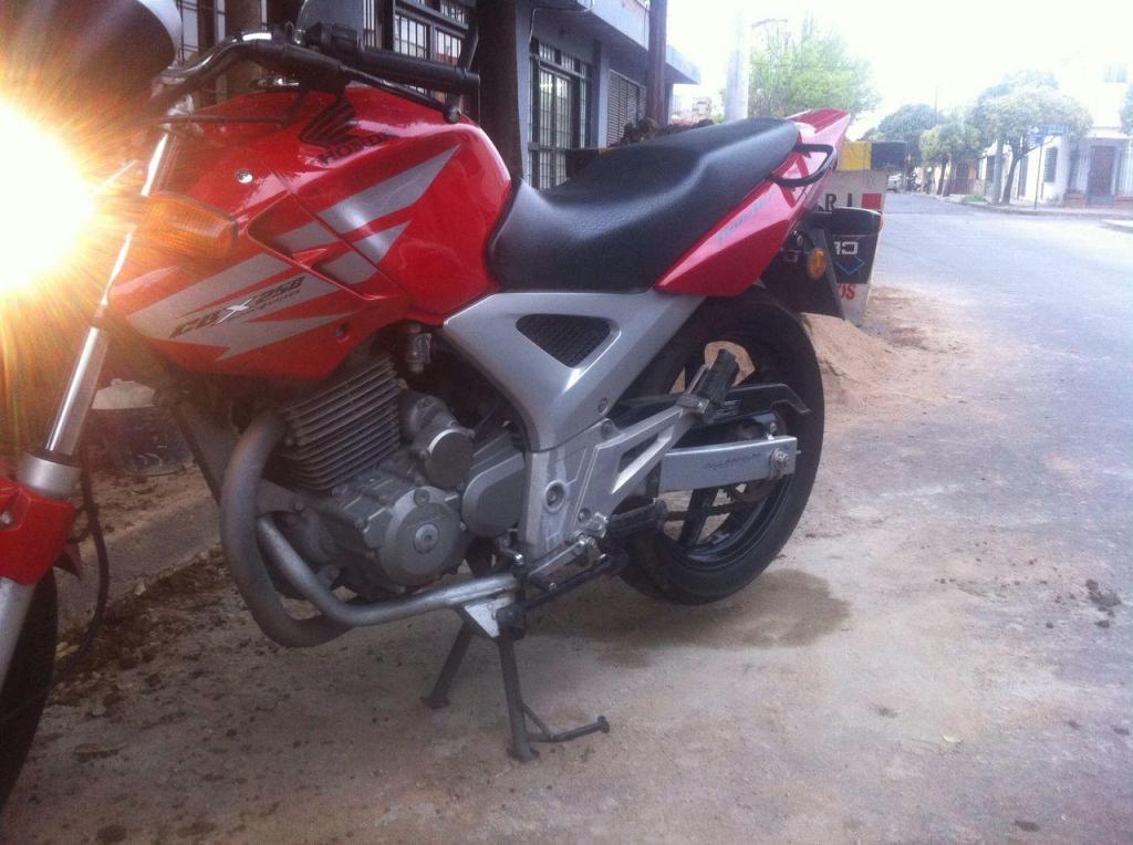 VENDO moto twister 250 honda MODELO 2O13. IMPECABLE