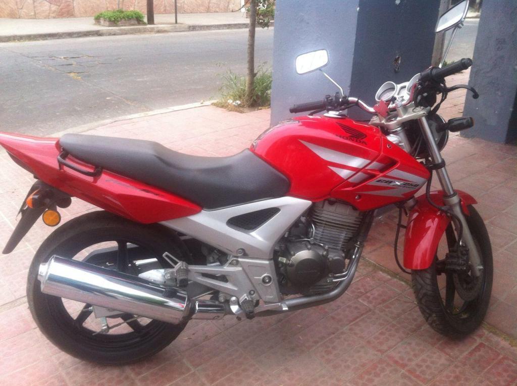 VENDO moto twister 250 honda MODELO 2O13. IMPECABLE