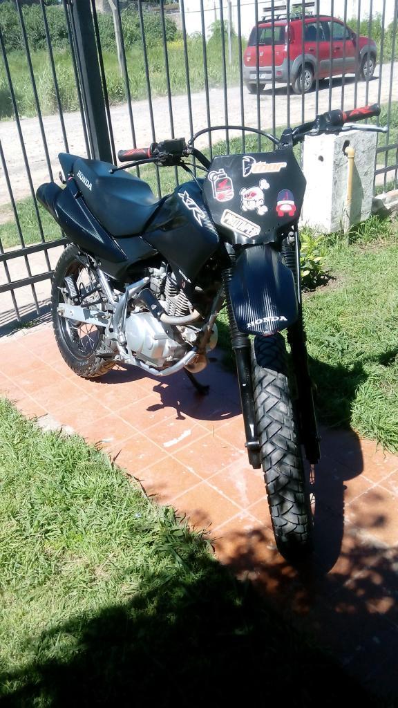 xr 125 Honda.... Modelo 2014 Flama ... asi como esta en la foto Motor Joya 10 puntos