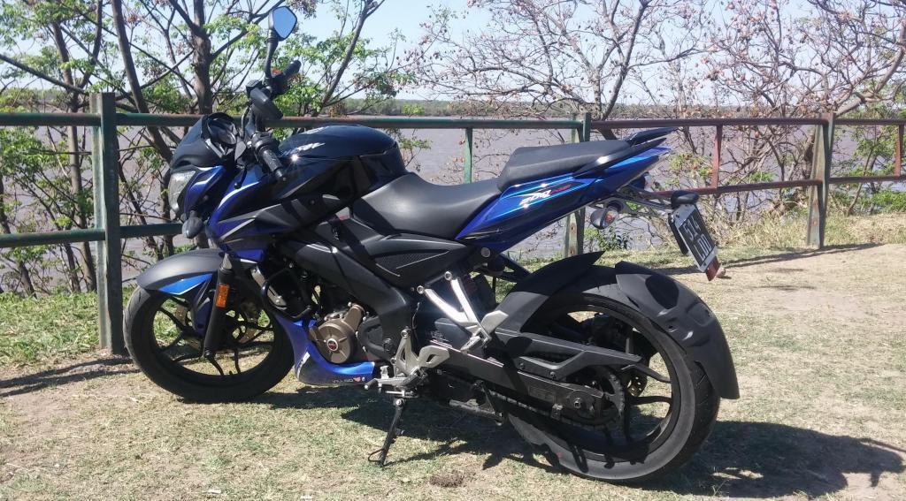 Vendo Bajaj Rouser 200 NS con accesorios