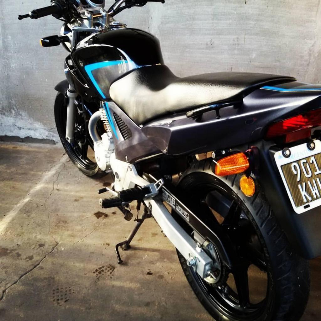 Vendo o permuto honda twister 2015