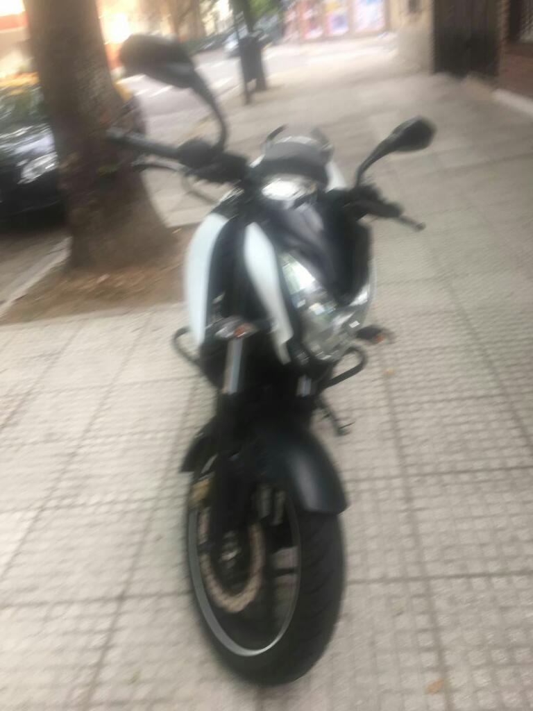 Moto Bajaj Rousser 200