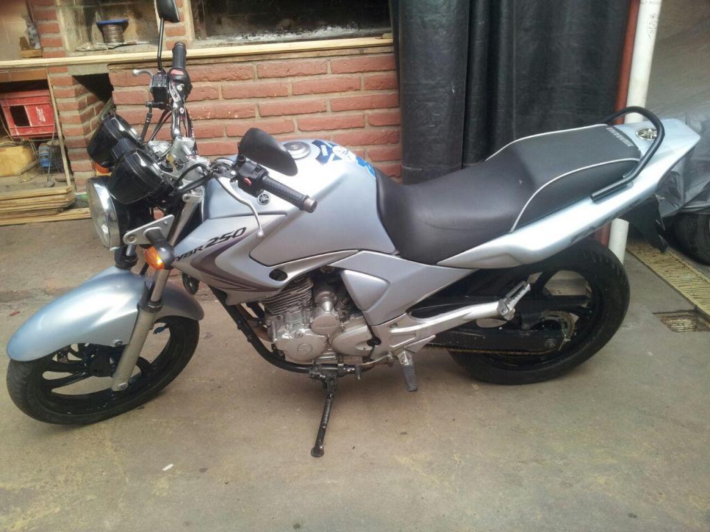 Vendo moto Yamaha YbR 250ccFazer impecable 65000 km todos los papeles2 ° dueño