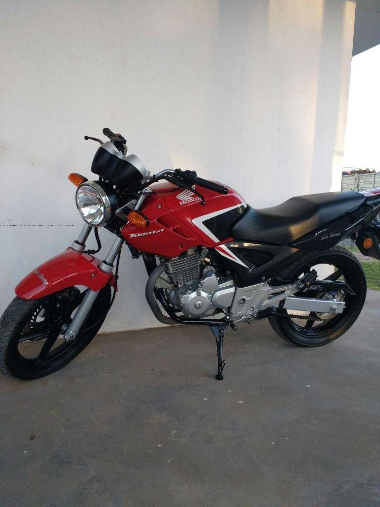 Vendo o permuto honda twister 250