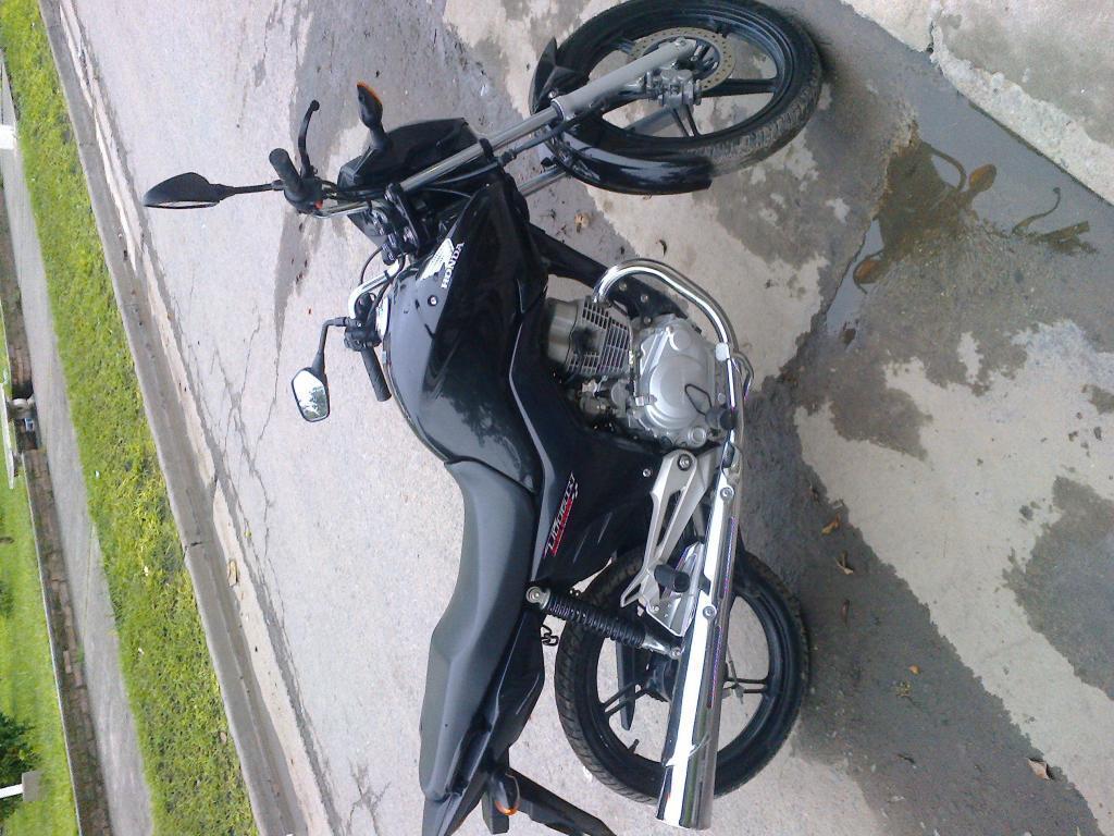vendo moto honda CG 150 titan modelo 2015 impecable cel 3815124094