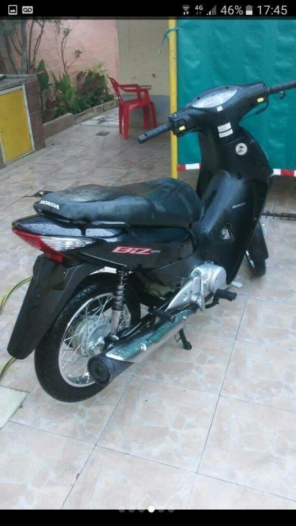 HONDA BIZ FLAMANTE!!1 CON TAN SOLO 4200 KM VENDO O PERMUTO