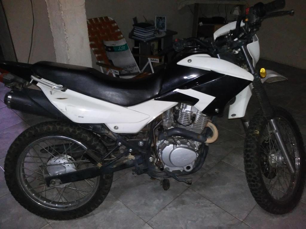 Motocicleta Motomel Skua 150cc, m/2011, color blanco y ngro, patentada, titular, unico dueño