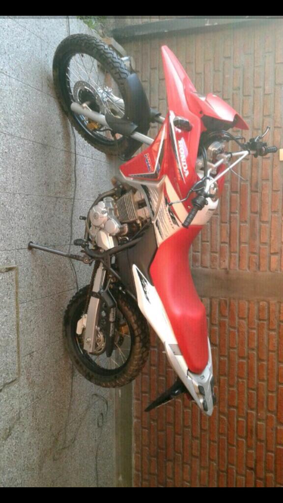 Vendo Xre 300 Rally 2014 con 2600 Km