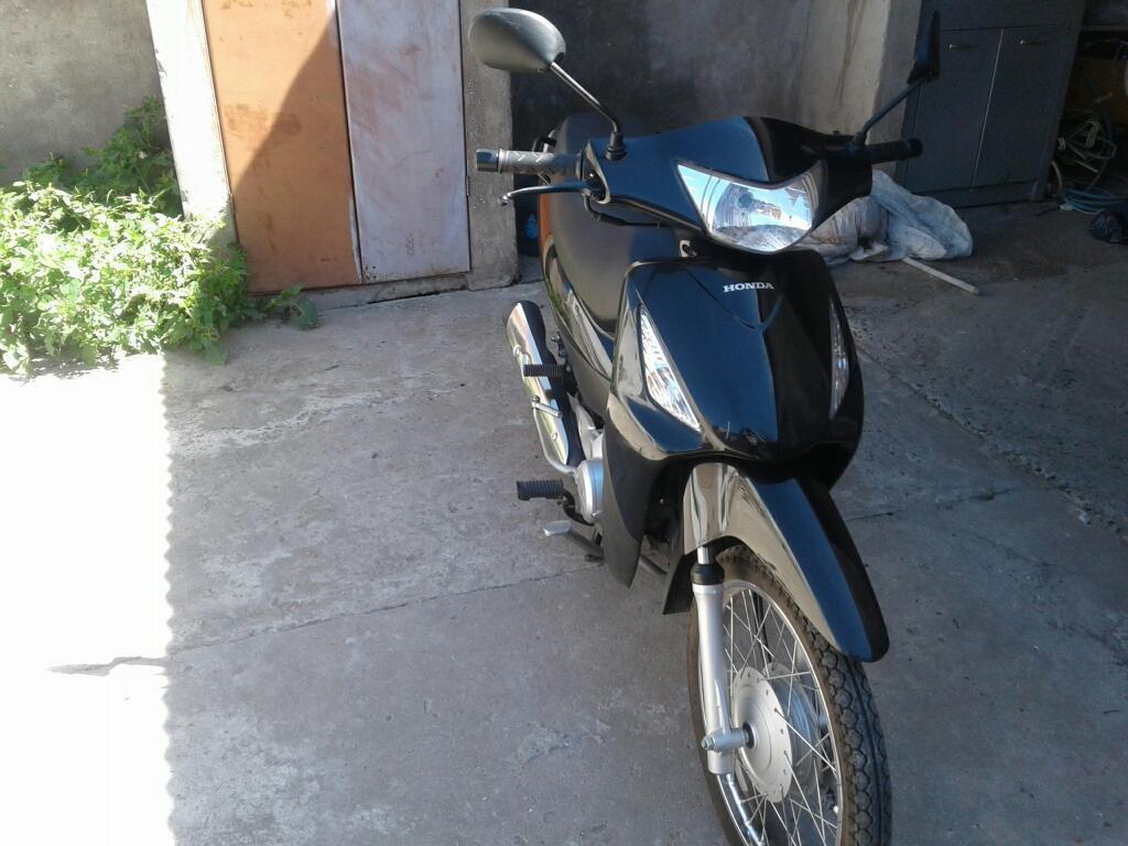 Vendo Honda Biz 125. Igual a Nueva con 5200 Km Año 2014