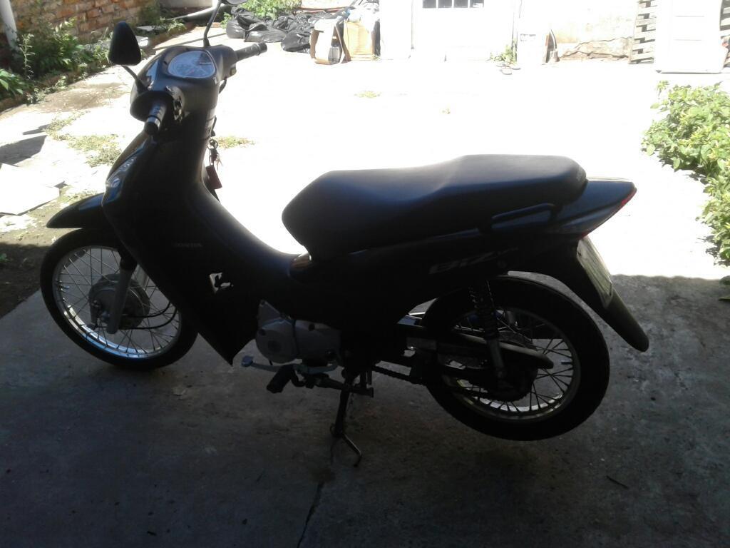 Vendo Honda Biz 125. Igual a Nueva con 5200 Km Año 2014