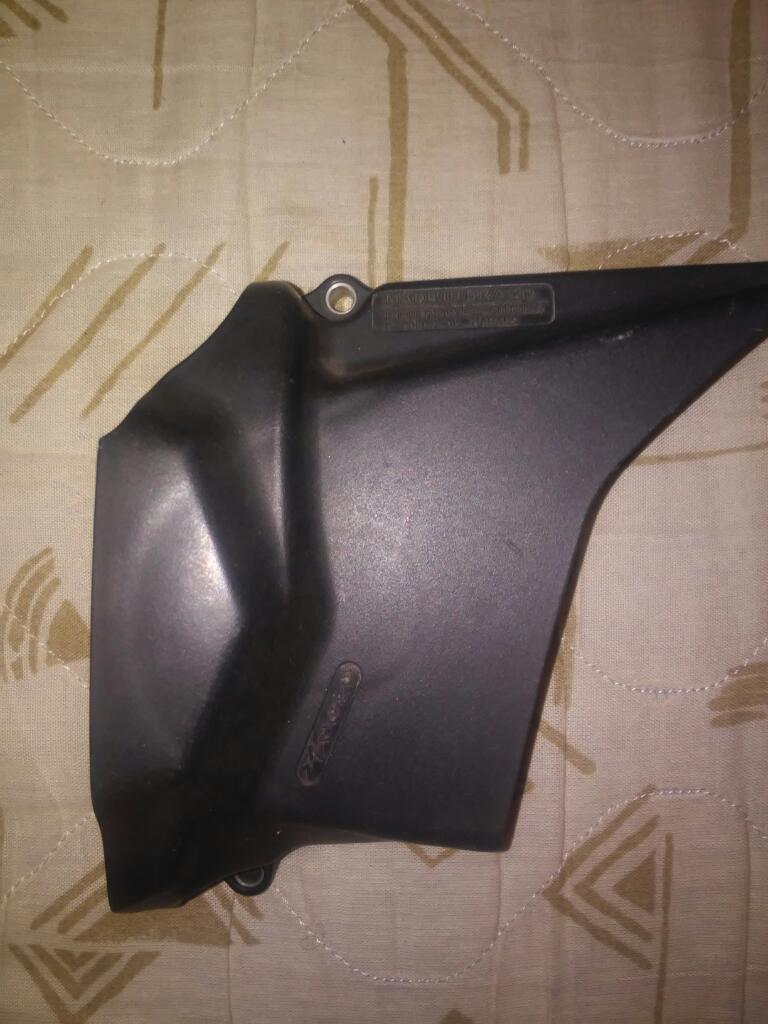 Cubre piñón de plástico CG 125