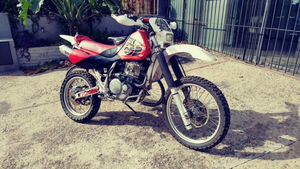 Vendo XR 600, modelo 97, recibo tarjeta como parte de pago