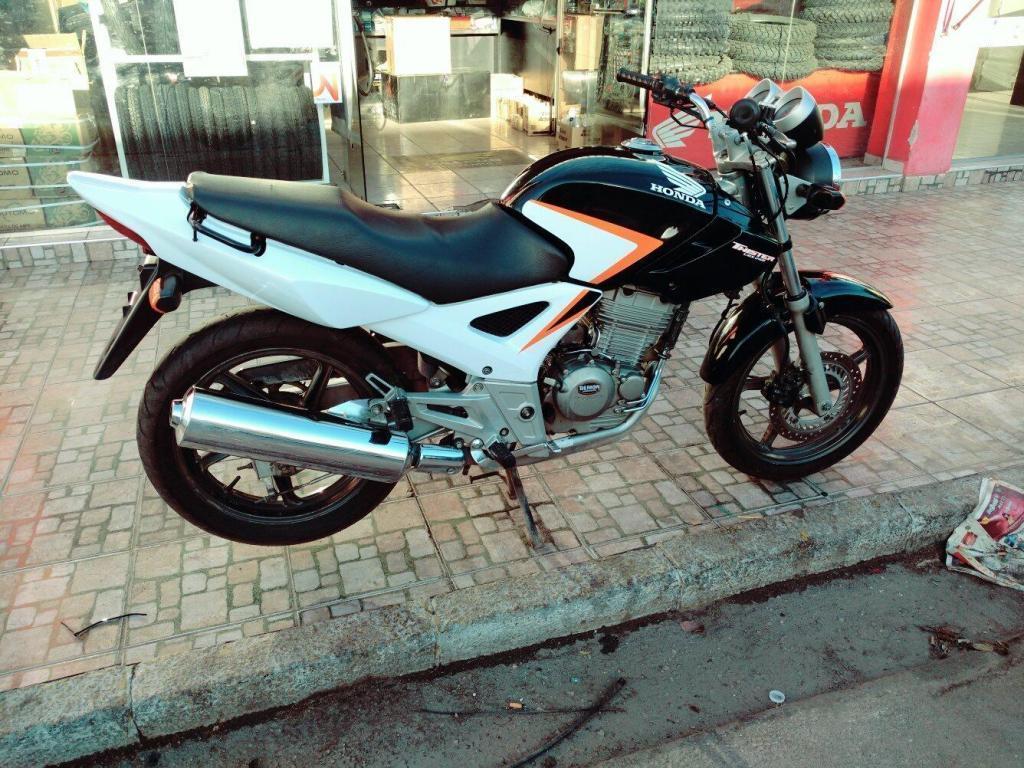 Vendo o entrego por auto Honda twister 250