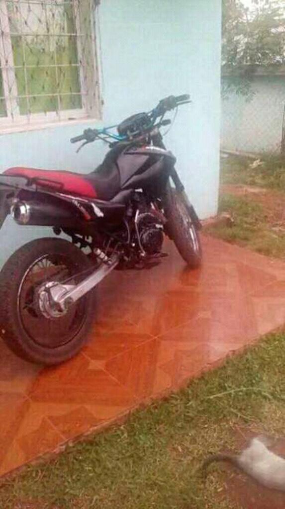 Vendo Moto Cross con Todos Los Papeles Al Dia Lisra para Tranferir O Permuto por Algo D Mi