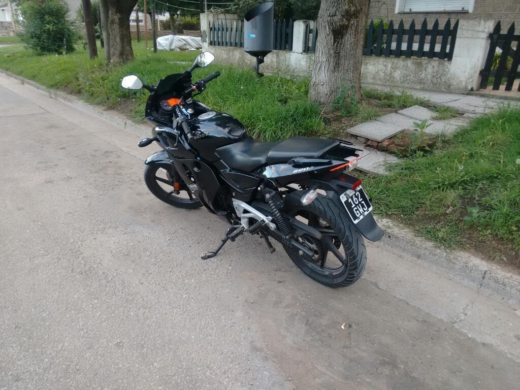 Moto Rouser 220