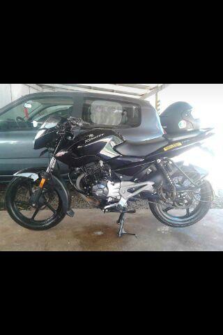 Vendo moto Rouser 135, modelo 2016, color negro todos los papeles