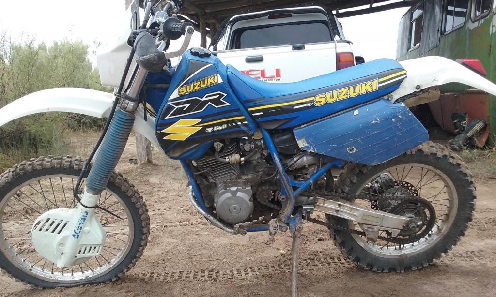 Suzuki DR350 Vendo o permuto por 2 Tiempos de mi interes soy titular muy buen estado charlable de contado