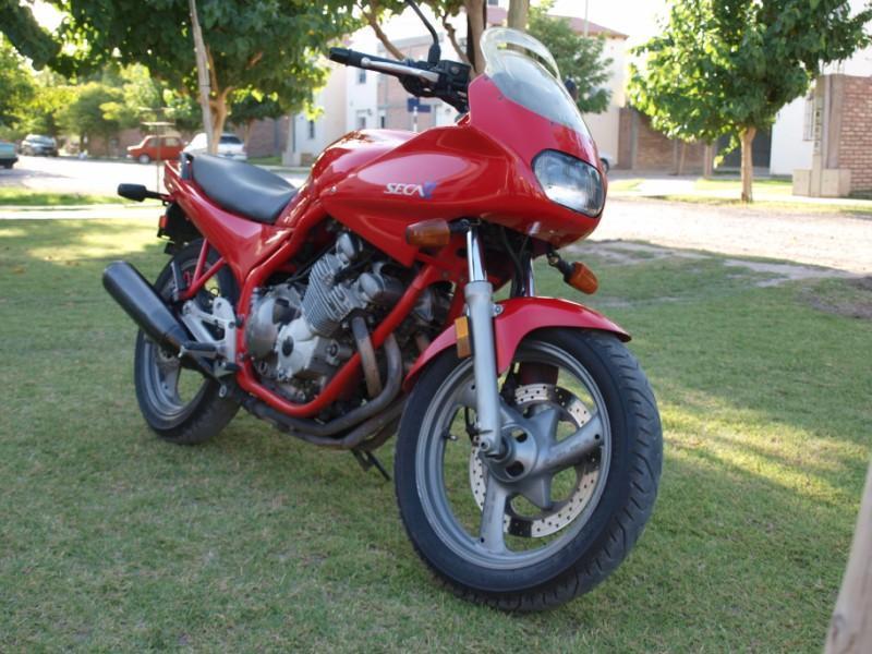 Moto Yamaha 600 cc. SECA 2 Mod. 93 rodada 96. Se entrega con Casco