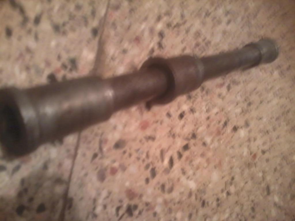 VENDO EJE DE RUEDA LLANTA DELANTERA DE KAWASAKI NINJA GPZ 400 R