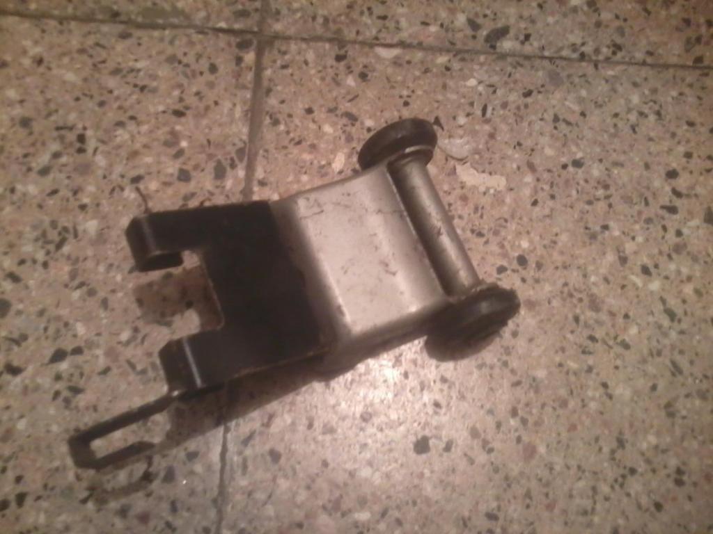 VENDO SOPORTE DE TANQUE DE KAWASAKI NINJA GPZ 400 R AÑO 88