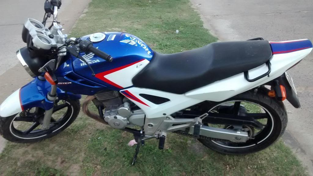 VENDO HONDA TWISTER MOD.2014 HERMOSA $ 55.000