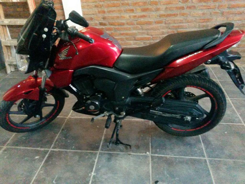 Vendo HONDA INVICTA 2014 13mil km c/ accesorios