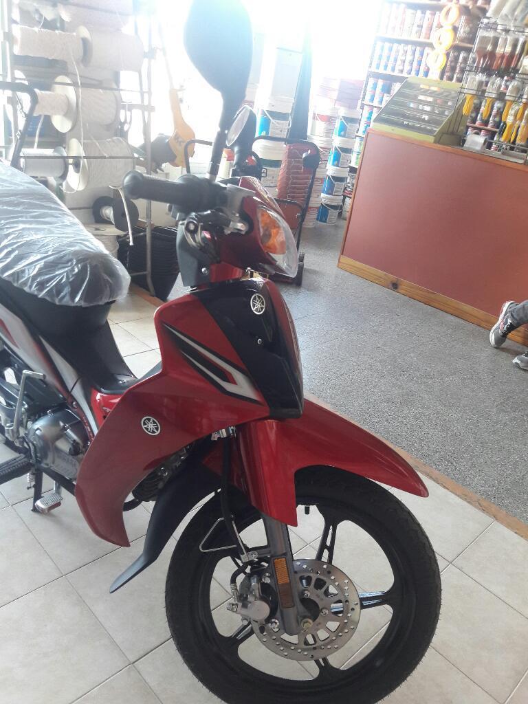 Yamaha Crypton 2017 300km con 2 Cascos