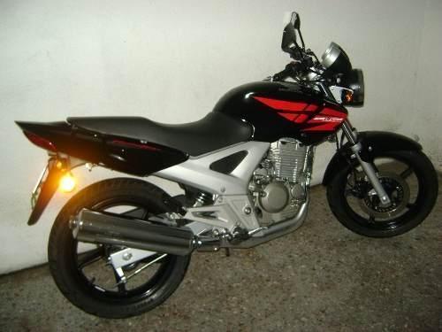 HONDA TWISTER 2013 CON 17000 KM INMACULADA PERMUTO