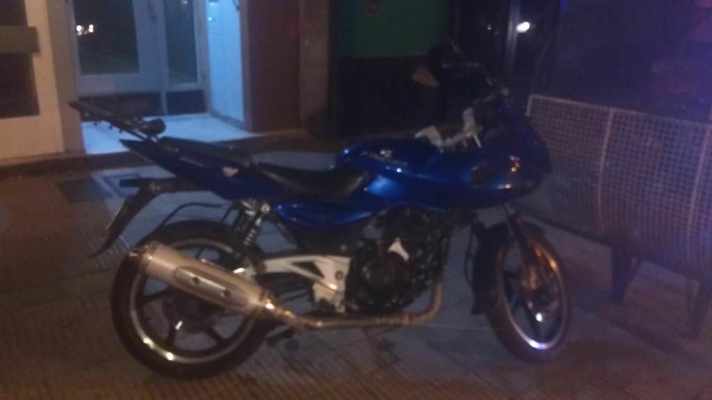 Vendo O Permuto Rouser 220 F