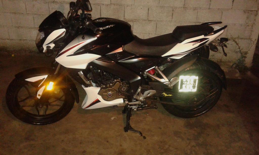 BAJAJ ROWSER 2015