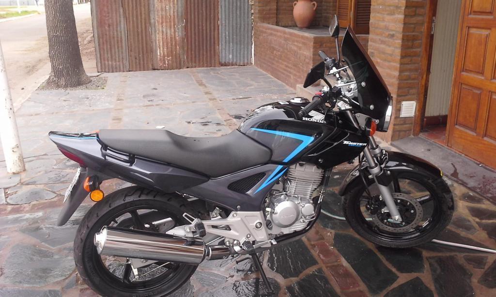 HONDA TWISTER 2015. FLAMANTE