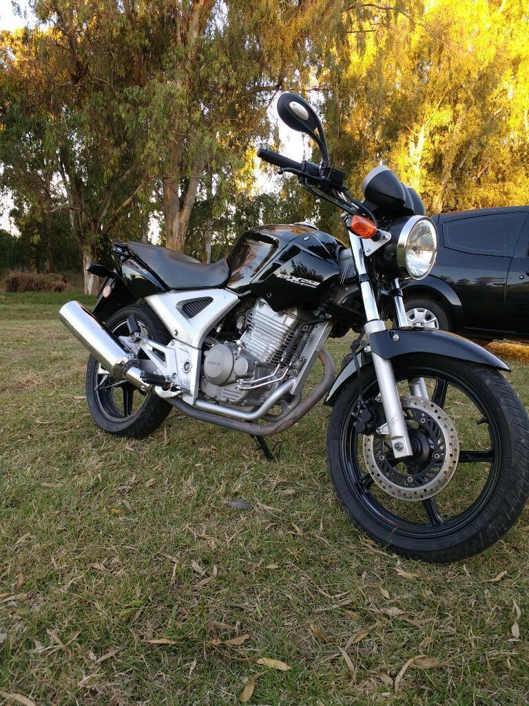 Vendo Honda Twister 2013,titular Al Dia