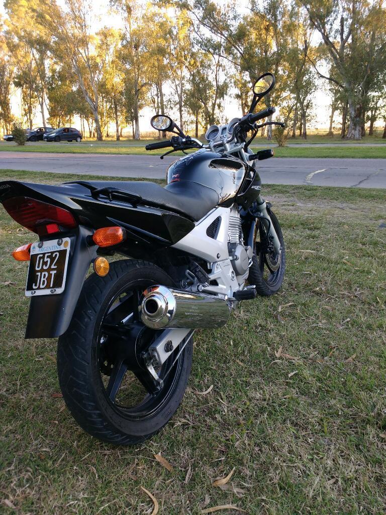 Vendo Honda Twister 2013,titular Al Dia