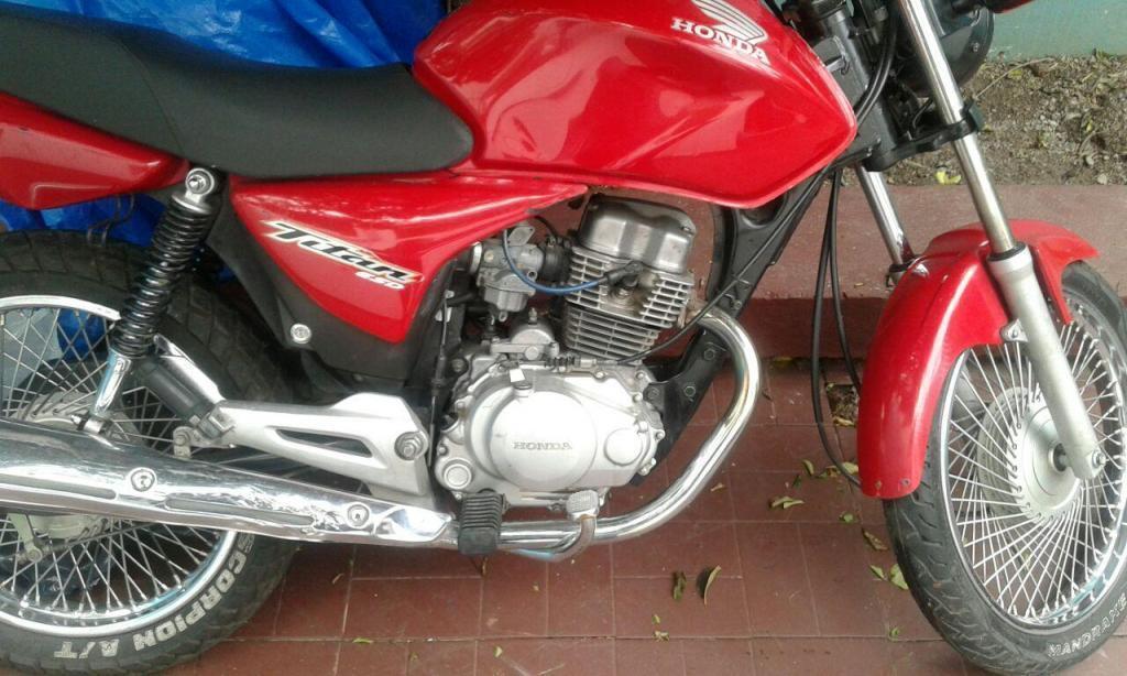 Vendo Honda Titan 150 cm mod 2006