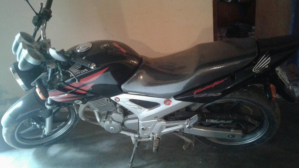 Vendo Moto Twister Permuto