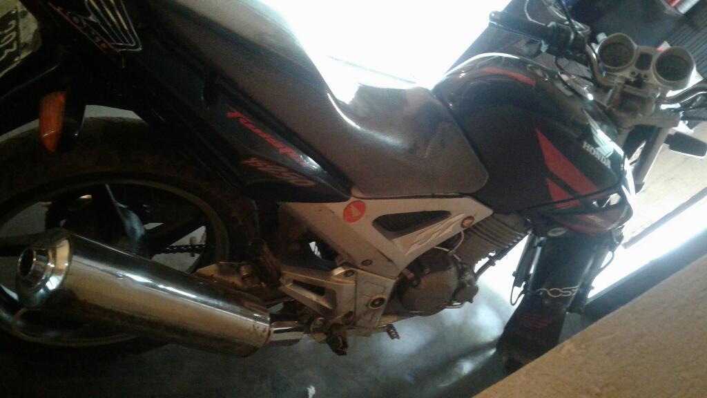 Vendo Moto Twister Permuto