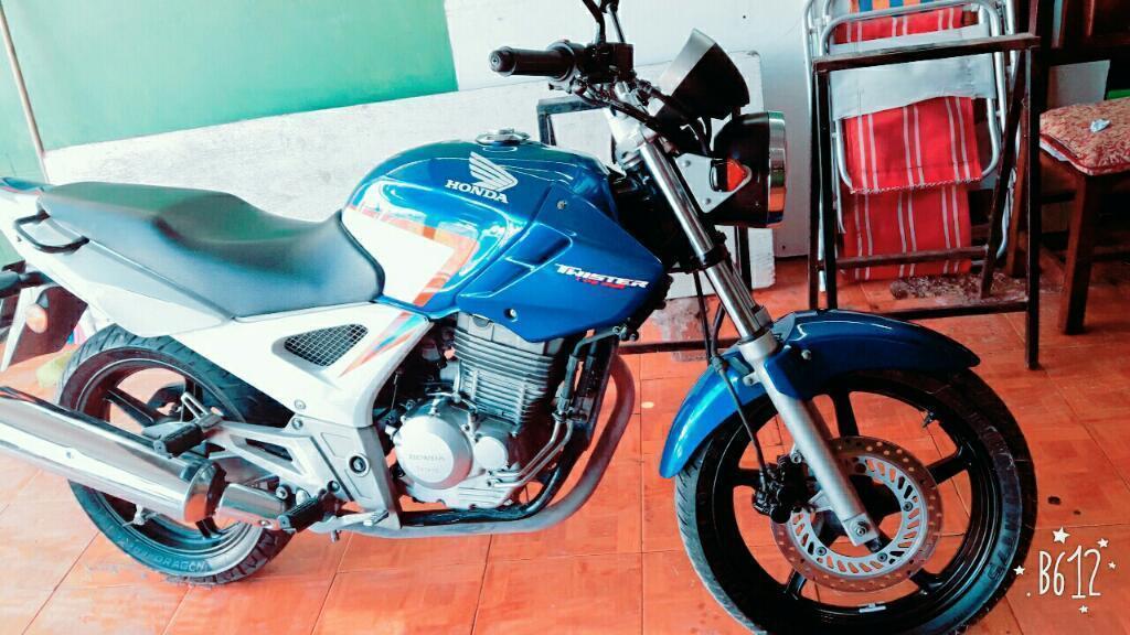 Vendo Una Honda Twister 250 Modelo 2015