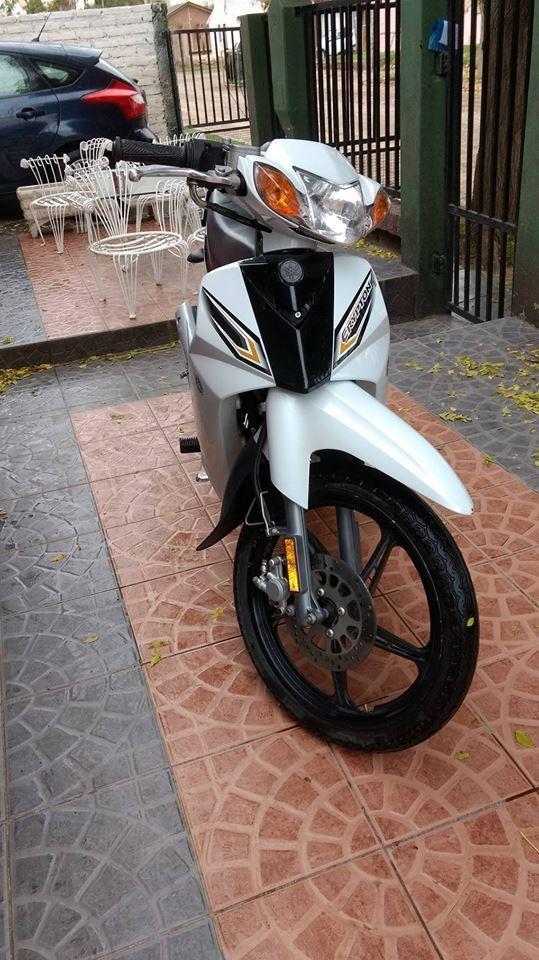 se vende yamaha crypton como nueva, todos los papeles, titular al dia