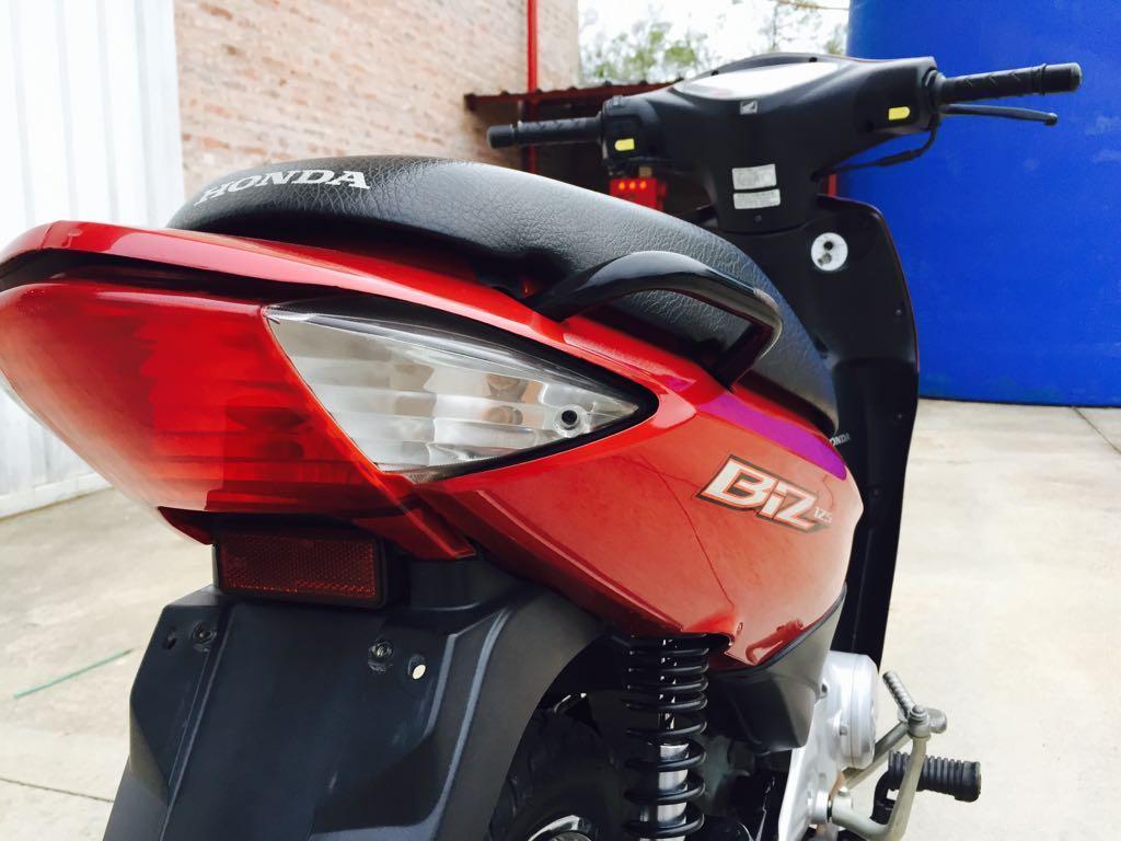 VENDO hermosa honda biz 125 mod. 2015