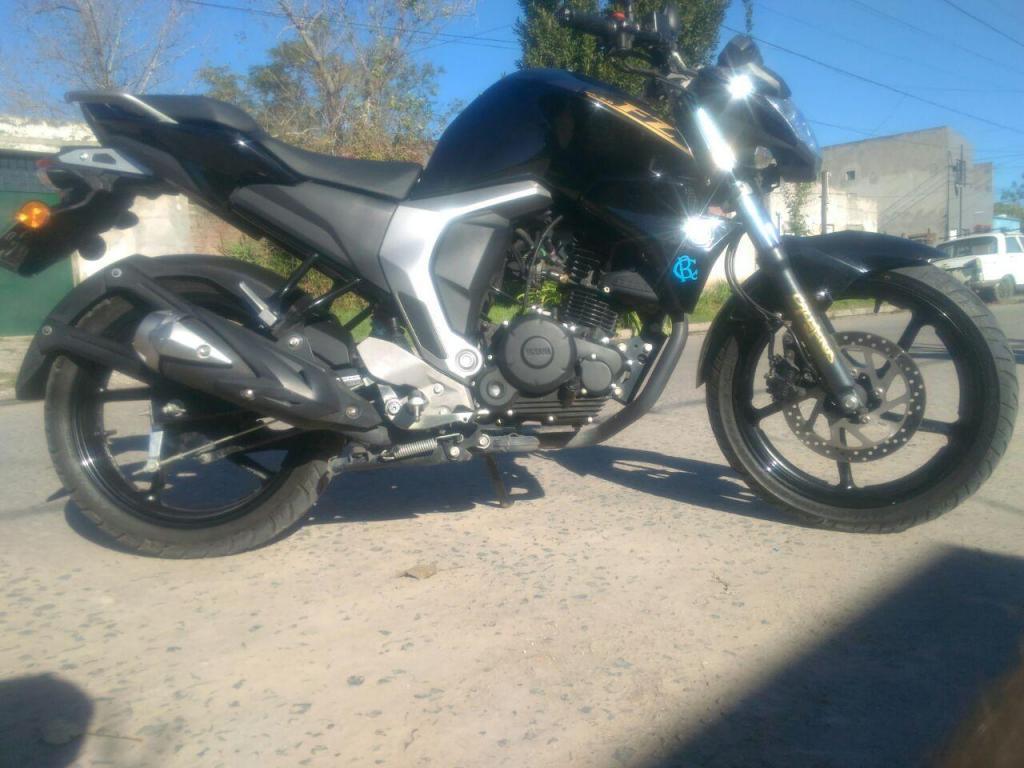 vendo yamaha muy buen estado unica mano 2015