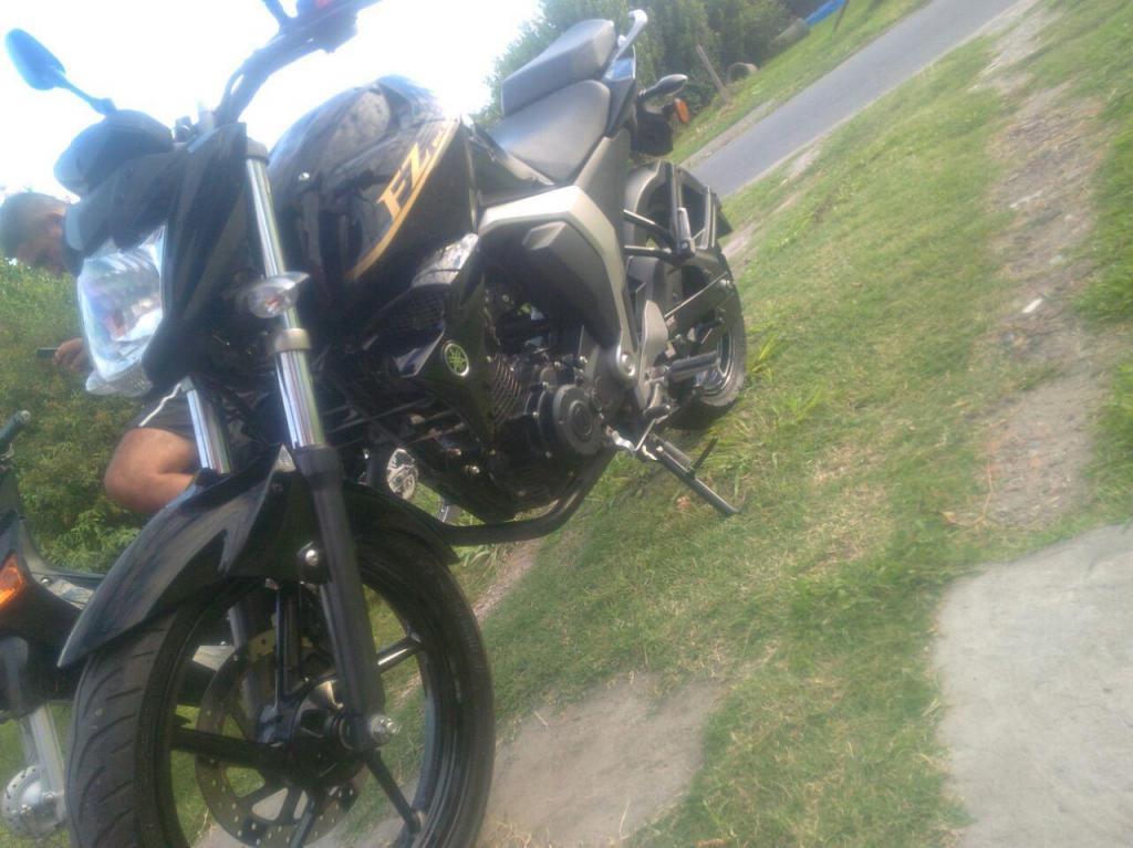 vendo yamaha muy buen estado unica mano 2015