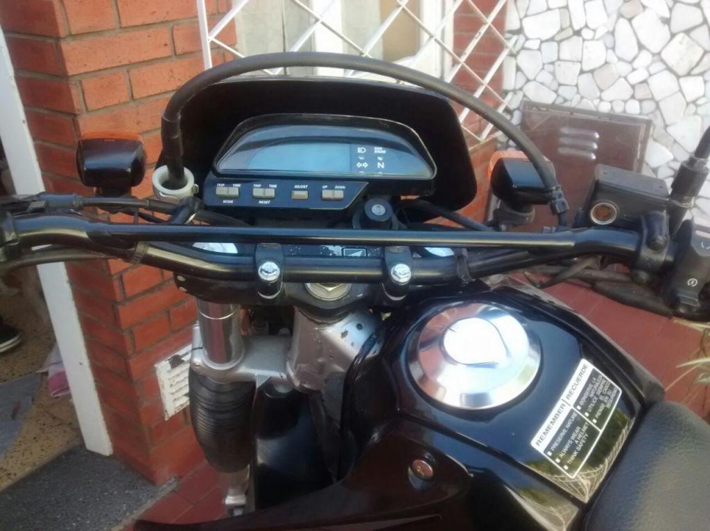 VENDO MOTO 2010 CON 8000 KM. EXCELENTE ESTADO