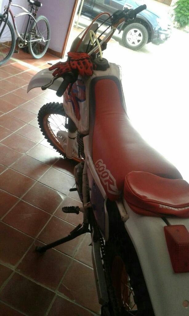 Vendo Moto Honda Xr 600r. No Permuto